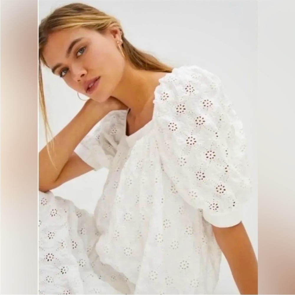 🎉🎉HOST PICK 🌟Elegant White Eyelet Dress - Picture 2 of 5
